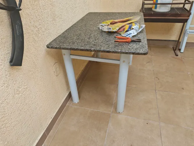 Vendo mesa com tampo de granito sem cadeiras