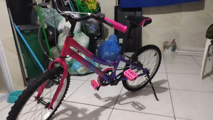Bicicleta infantil muito nova, motivo da venda minha filha não usa e tá pequena pra ela
