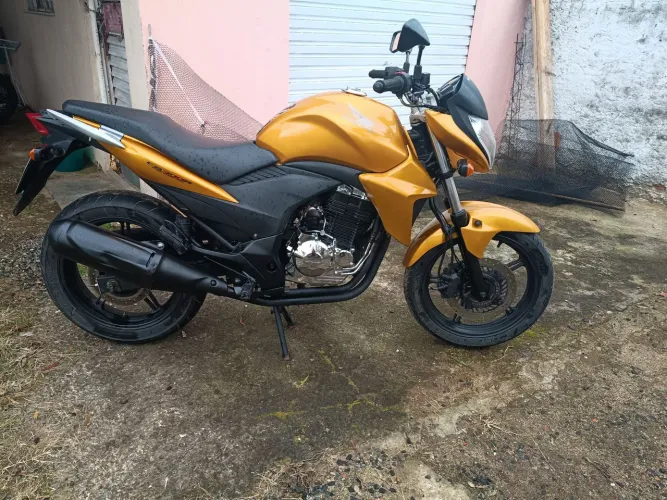 CB 300 2010 com  ABS troco por carro
