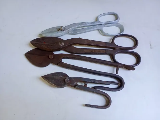 Lote de tesouras de cortar lata antigas <br>Algumas precisando reparos <br>Valor 110