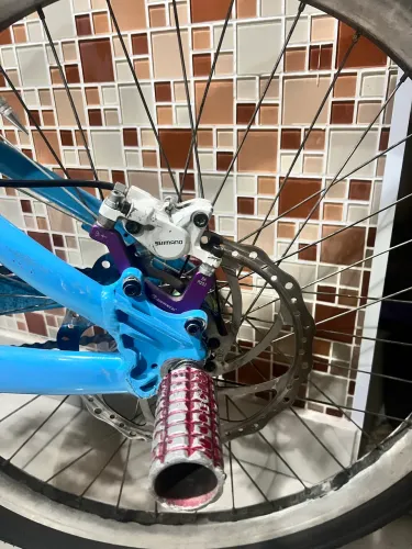 vendo bike gios, azul, nova mas com um arranhado , com 446 branco