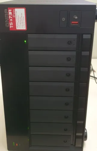 Servidor NAS QNAP TS-873A Ryzen 8GB 8 Baias + HD 4TB