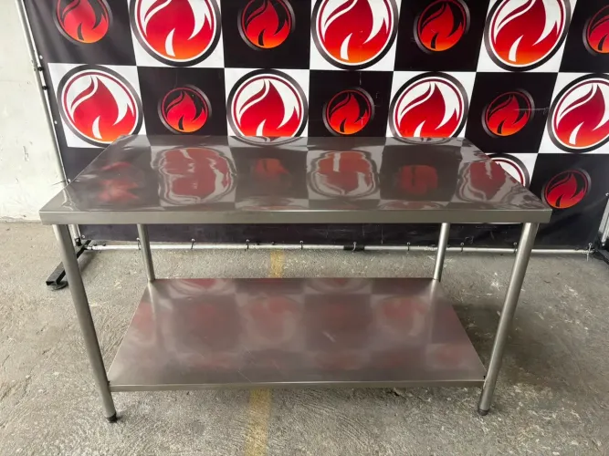 Mesa lisa toda no aço inox com prateleira inferior usada