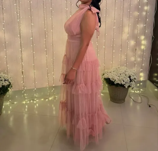 Vestido na cor rosê, com brilho , e amarração no ombro