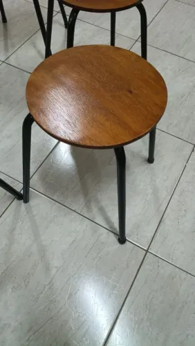 Banquinho de madeira