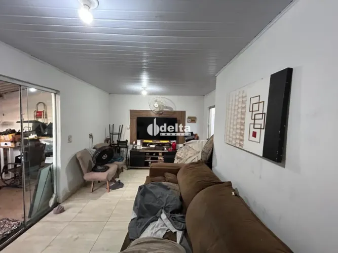Casa com 2 quartos sendo 1 suíte disponível para locação e venda no Bairro Jardim Ipanema