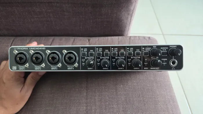 INTERFACE DE ÁUDIO BEHRINGER UMC404HD 4 CANAIS