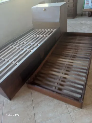 Cama em madeira com Baú e cama de apoio - completa com colchões