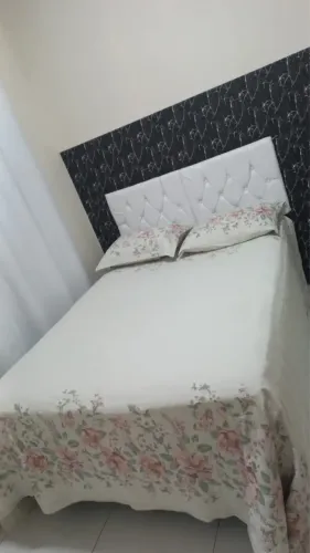 Cama de casal + cabeceira branca 