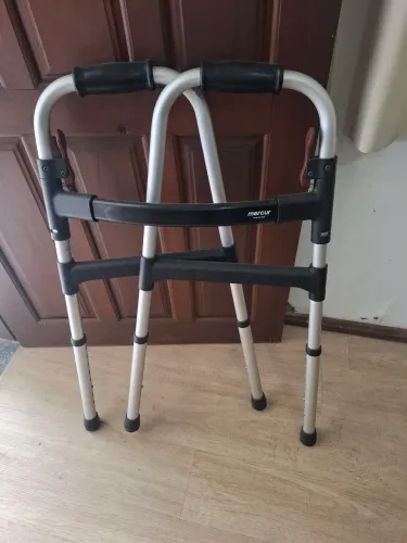 Vendo andador Mercur + bengala