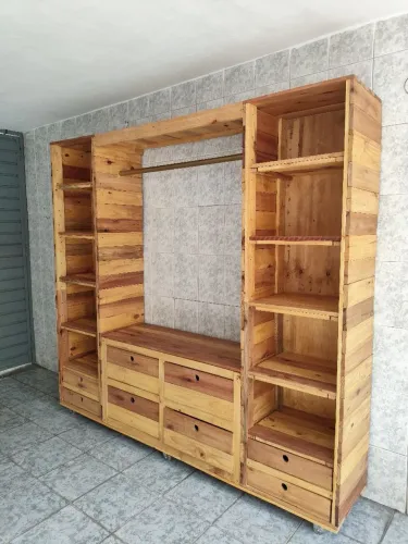 Guarda roupa de pallet com arara