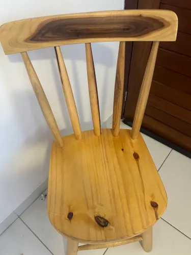 VENDE-SE DUAS CADEIRAS DE MADEIRA ENVERNIZADA