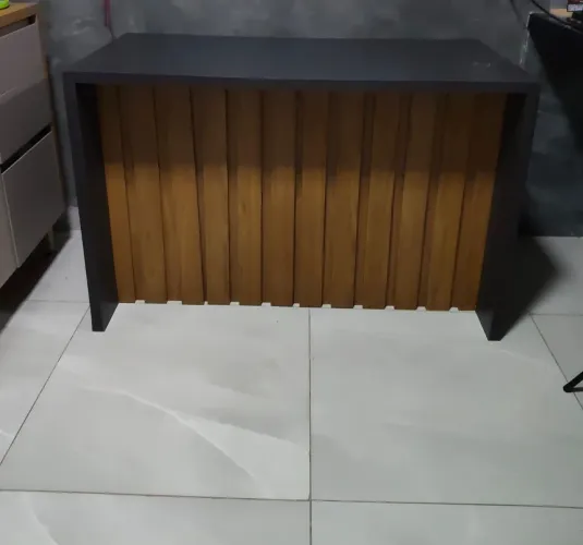 Arquivo e mesa para escritório