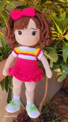 Boneca em amigurumi 