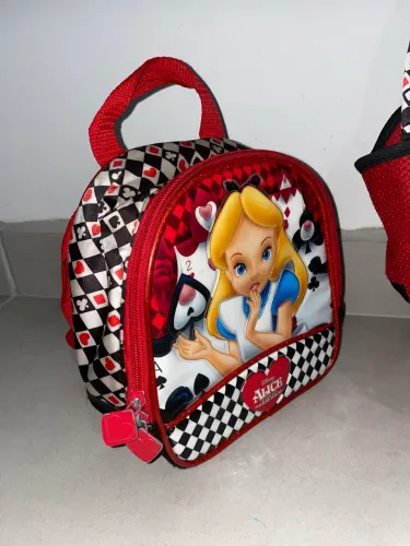 Mochila de rodinha com lancheira Alice no país das maravilhas cor vermelho