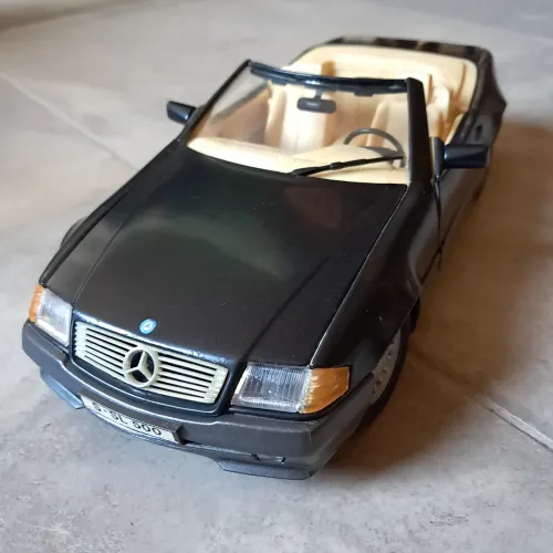 Miniatura Mercedes-Benz 500 SL Maisto 1:18 - excelente estado