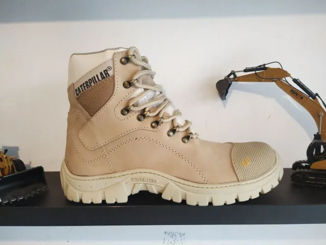 Bota Caterpillar em couro legítimo
