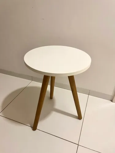 Mesinha de canto c/ pés palito