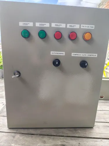 Quadro de comando para 2 compressores, funcionamento automático e manual.