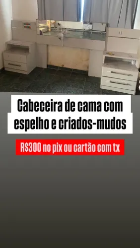 Cabeceira de cama com espelho