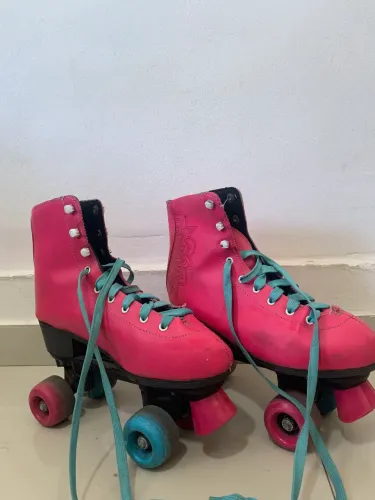 Patins de quatro rodas.
