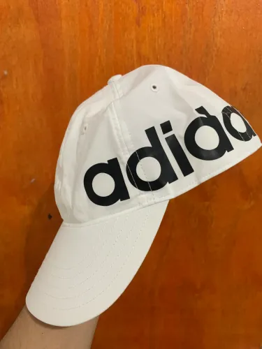 Boné Adidas Letreiro Branco