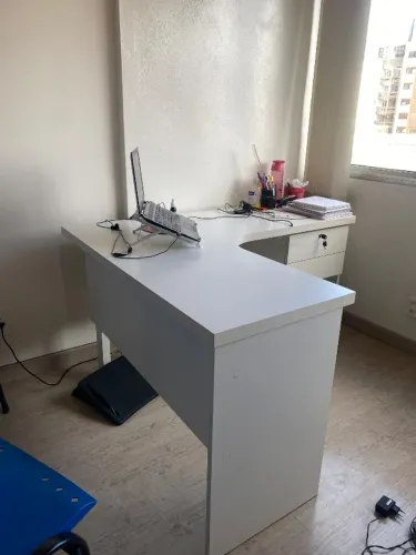 Mesa de escritório em ?L?