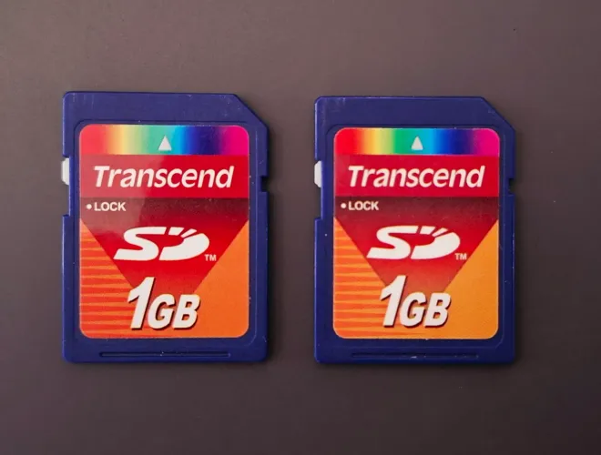 Dois cartões de memória de 1GB Transcend