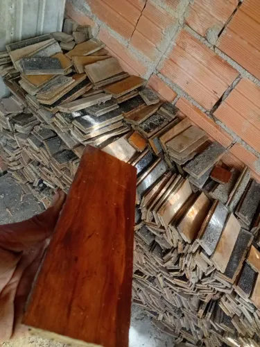 Taquinho de madeira usados  aproximadamente 16metros quadrado no estado das fotos