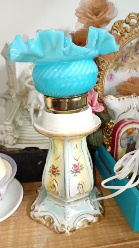 Abajur em porcelana com cúpula de opalina azul , parte elétrica nova lindo e muito antigo