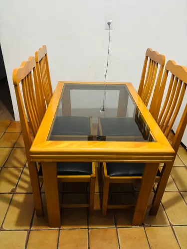 Mesa com 4 cadeiras