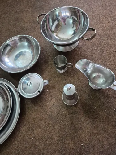 Antiga e pratica baixela de inox. Dá requinte e praticidade ai seu dia a dia.