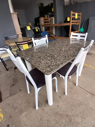 Mesa de mármore com 4 cadeiras.