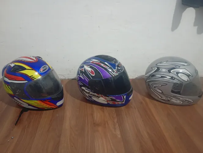 3 capacetes de moto os 3 juntos ou vendo separado