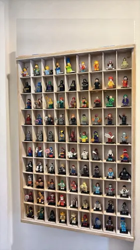 Coleção ~90 Minifiguras + Expositor MDF ? Legos variados