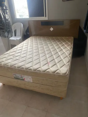 Vendo cama box de casal, seminova, acompanha a cabeceira, em ótimo estado de conservação.