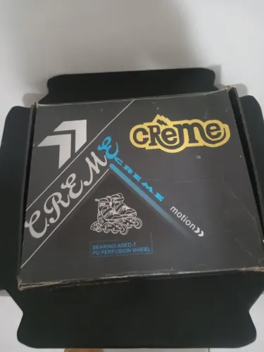 Patins semi-novo numeração 42/43, cor preto e vermelho