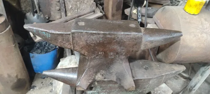 Bigorna antiga de  aço. 