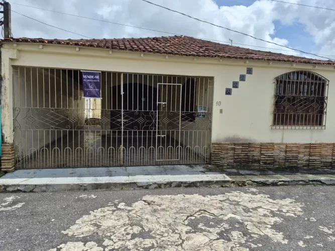 VENDE-SE CASA COM PISCINA NO RESIDENCIAL ITAPUÃ