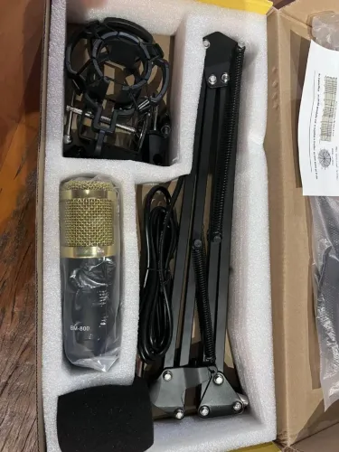 Microfones, pedestais e cabos para PodCast