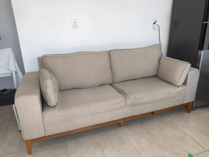 Sofá 4 Lugares Base Madeira Suede Bege