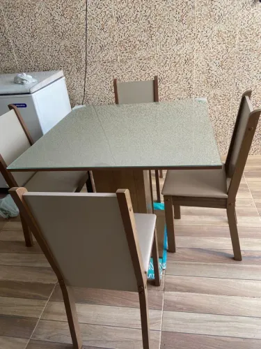 Jogo de Mesa de Jantar 4 Cadeiras Estofadas com Tampo de Vidro