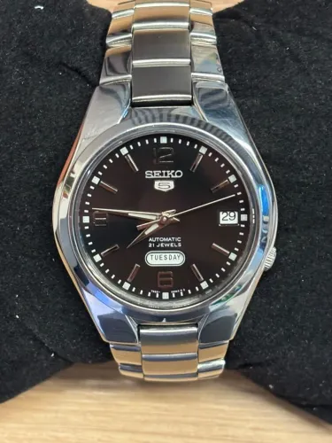 Seiko 5 automático com mostrador preto, visual esportivo e excelente leitura.