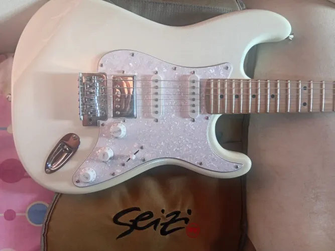 Guitarra seizi semi nova perfeita condição