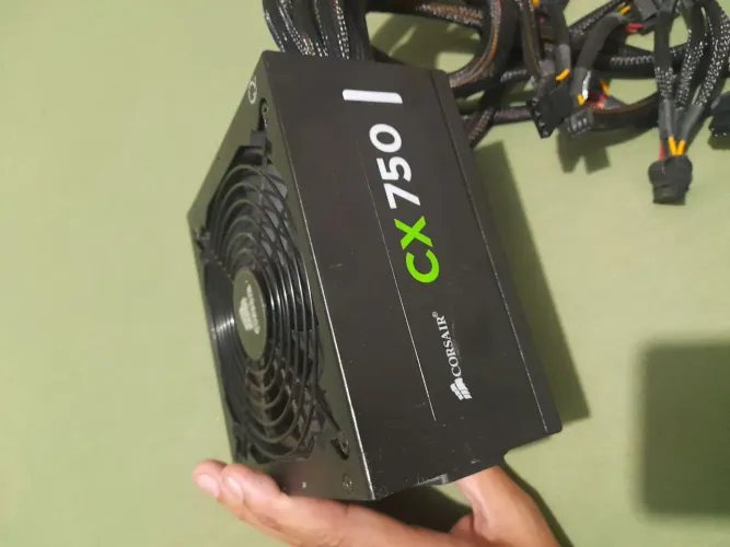 Fonte gamer corsair cx750