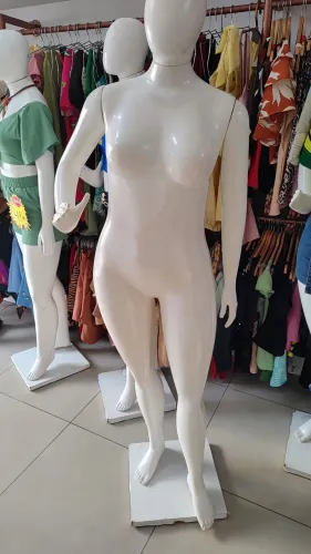 Manequins plus size vários.