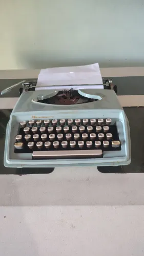 Máquina de escrever Remington Holiday