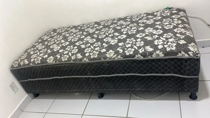 Cama box solteiro semi nova