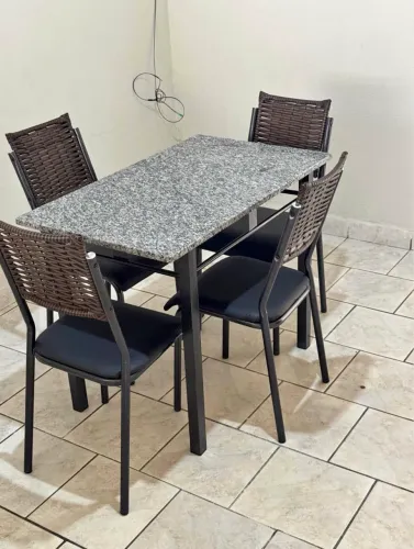Jogo de mesa com 4 cadeiras Entrego 