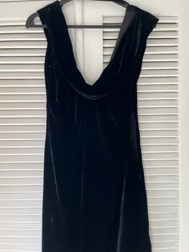 Vestido Cris Barros veludo decote costas gola rolê com Swarovski nos ombros